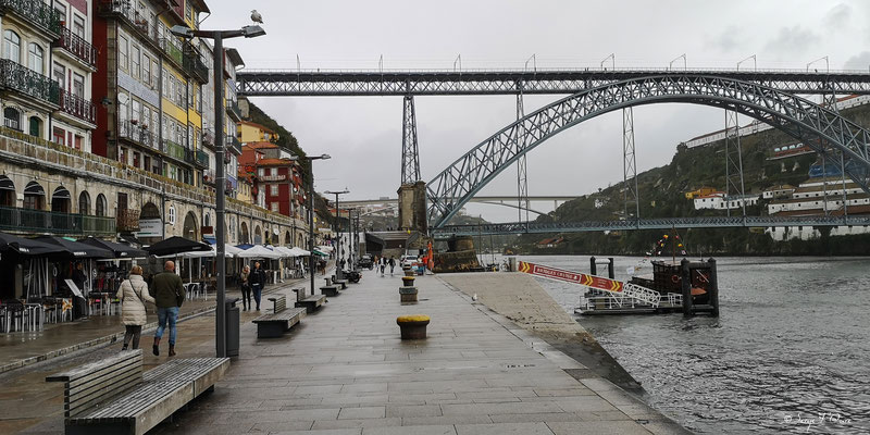 Cais da Ribeira avec vue sur le Ponte Luiz I (Œuvre de Gustave Eiffel) Ville historique de Porto - Portugal