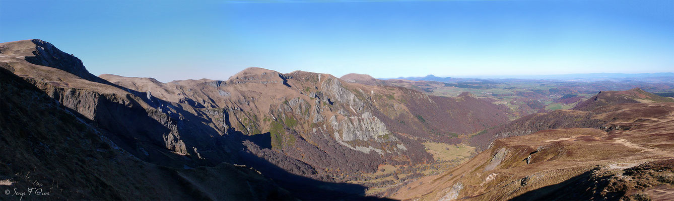 Le Puy de Dôme vu des crêtes du Massif du Sancy - Auvergne France