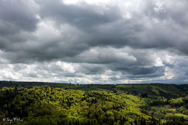 Soleil et nuages sur le plateau de Charlannes côté Liournat vu de Murat le Quaire - Massif du Sancy - Auvergne - France