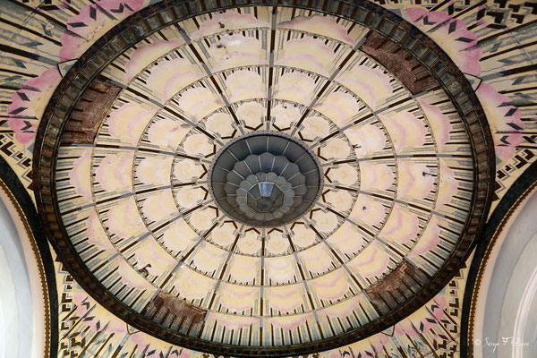 Détails du plafond du grand hall du Casino de La Bourboule - Auvergne - France