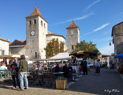 Le marché de Lauzerte - Sur le chemin de Compostelle 