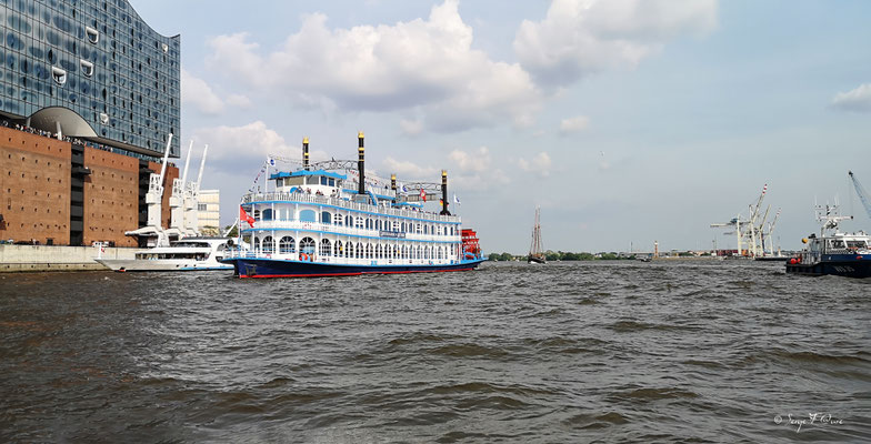 Sur l'Elbe dans le port de Hambourg - Allemagne - Hamburg - Deutchland 