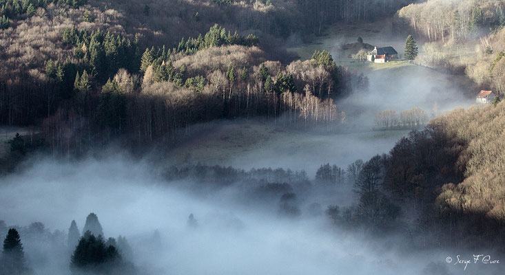 Paysage de brume sur St Sauves vu de Murat le Quaire - Auvergne - France