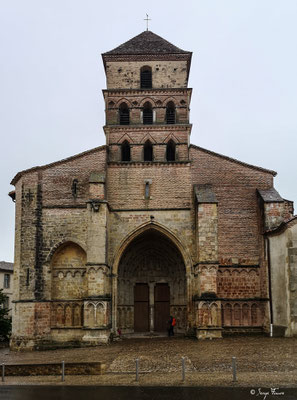 L’église Sainte-Quitterie, au sud-ouest de la ville d'Aire-sur-l'Adour, dans le département des Landes. Elle est de style gothique du XIIIᵉ – XIVᵉ siècle, hormis le chevet qui date de la fin du XIᵉ siècle