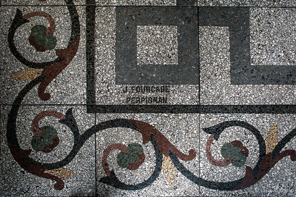 Signature de la fresque au sol de l'entrée de la Mairie de La Bourboule - Auvergne - France