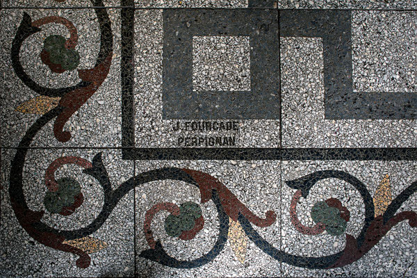 Signature de la fresque au sol de l'entrée de la Mairie de La Bourboule - Auvergne - France