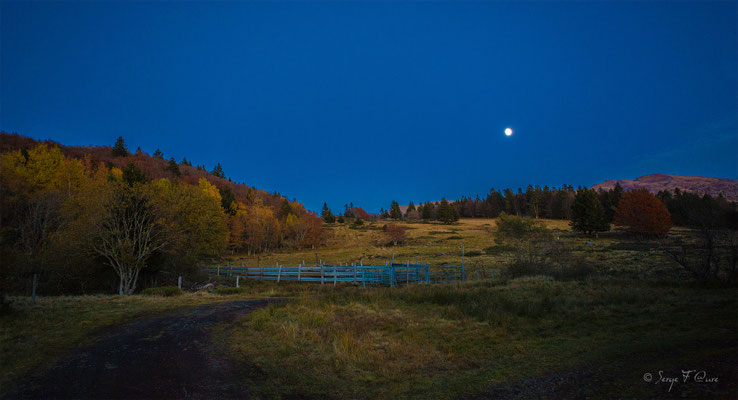 Madame Lune au rendez-vous sur le massif du Sancy à Chastreix Sancy - Auvergne - France