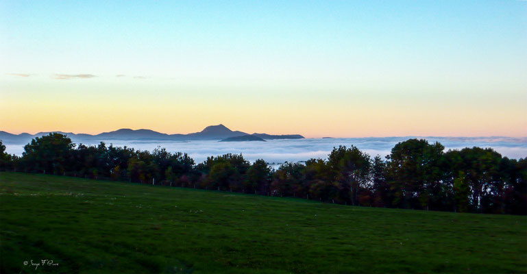 Le Puy-de-Dôme sur une mer de nuages dans le Massif du Sancy - Auvergne - France