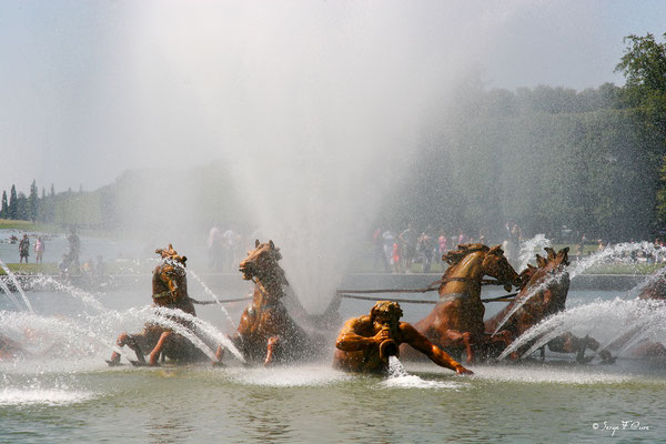 Le Char du Soleil, groupe central du bassin en plomb doré, a été réalisé en 1668-1671 par Jean-Baptiste Tuby, d’après un dessin de Le Brun. Le char d'Apollon émerge de l'eau, tiré par quatre chevaux. 