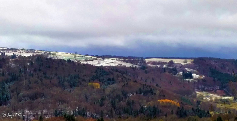 Panoramique paysage hivernal entre la Bourboule et St Sauves d'Auvergne (côté Charlanne) - Massif du Sancy - Auvergne - France