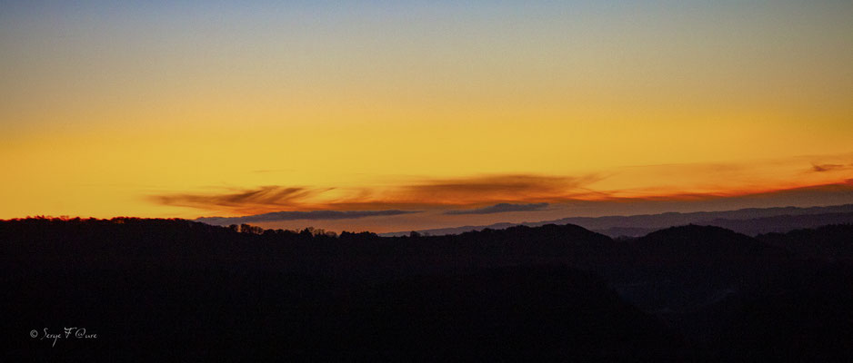 Coucher de soleil tardif dans le Massif du Sancy - Auvergne - France