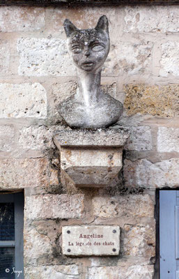 Le village de La Romieu est volontiers appelé le « village des chats » car un grand nombre de félins est présent au cœur village, sur les fenêtres, les portes, les yeux de bœuf et sur certains pas de portes. Sculptés en grande partie par Maurice Serreau