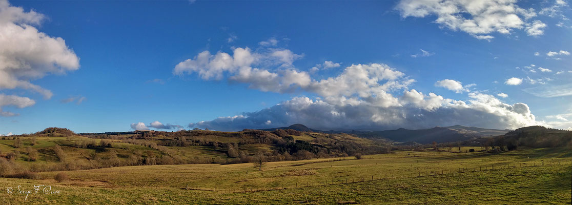 Au gré des champs dans le massif du Sancy - Vu panoramique sur le Puy de Dôme à partir de la route du Guéry  - Auvergne - France