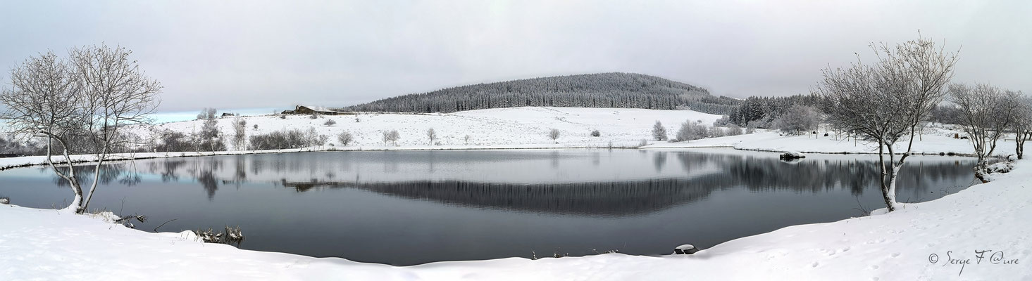 Paysage de neige au lac de Murat le Quaire - Massif du Sancy - Auvergne - France