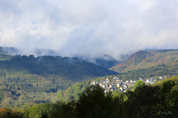 St-Sauves d'Auvergne au petit matin d'une journée d'automne - Massif du Sancy - Auvergne - France