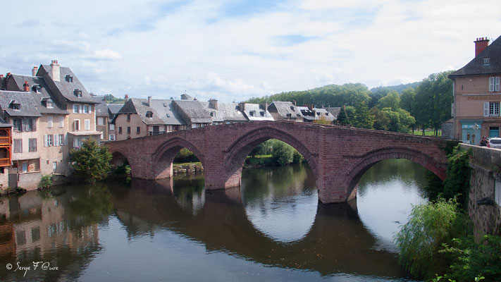 Le Pont Vieux d'Espalion - France - Sur le chemin de St Jacques de Compostelle (santiago de compostela) - Le Chemin du Puy ou Via Podiensis (variante par Rocamadour)