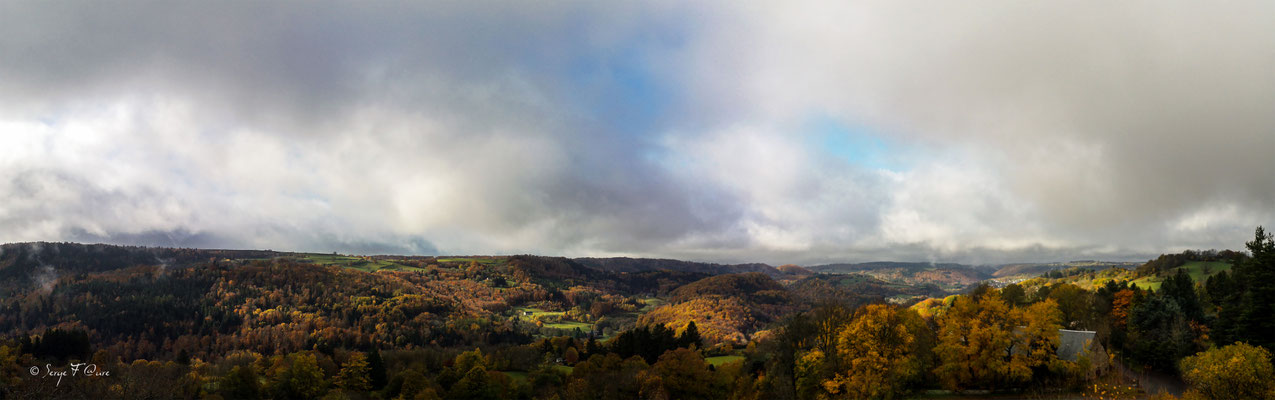 Panorama automnal, au petit matin, sur le plateau de Charlannes côté Liournat et Saint-Sauves d'Auvergne - Vu de Murat-le-Quaire - Massif du Sancy - France