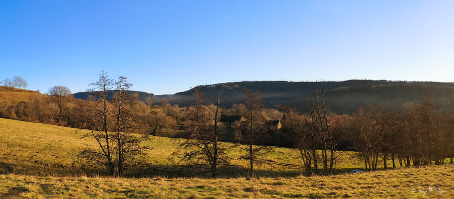 La Fosse vue des Escures Basses – commune de Murat-le-Quaire. Au fond Charlannes et tout petit bout du Sancy.