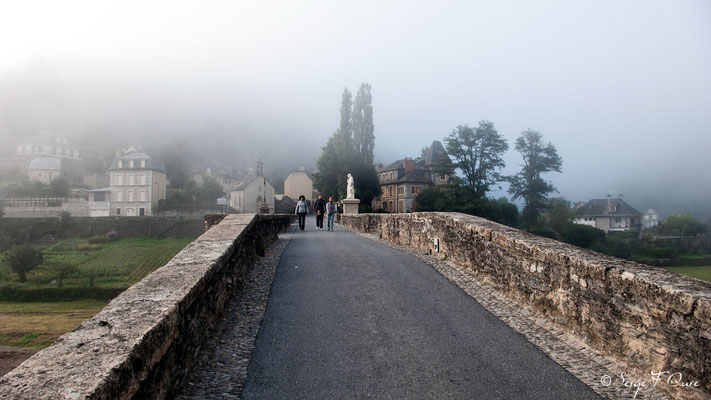 Le pont gothique qui enjambe le Lot est classé au patrimoine mondial de l’Unesco au titre des Chemins de Saint-Jacques-de-Compostelle - France - Sur le chemin de St Jacques de Compostelle (santiago de compostela) - Le Chemin du Puy ou Via Podiensis