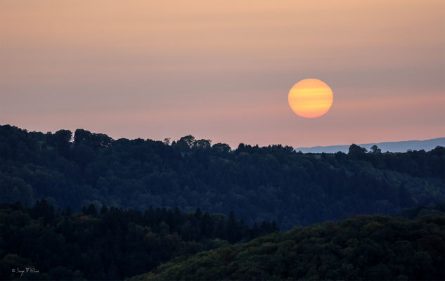 Superbe coucher de soleil vu de Murat le Quaire sur Châteauneuf de St Sauves d'Auvergne - Massif du Sancy - France. Avec ces couleurs spectaculaires, cela a dû durer à peine une minute
