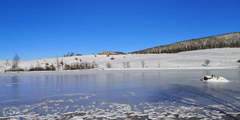 Le lac gelé de Murat le Quaire - Massif du Sancy - Auvergne - France
