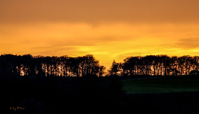 Coucher de soleil sur Liournat - Commune de St-Sauves d'Auvergne - Massif du Sancy - France
