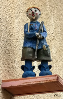 Statuette de maison à Auvillar - France - Sur le chemin de Compostelle