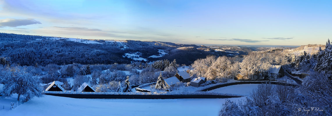 Panorama du plateau de Charlannes - Liournat - Châteauneuf - St-Sauves d'Auvergne