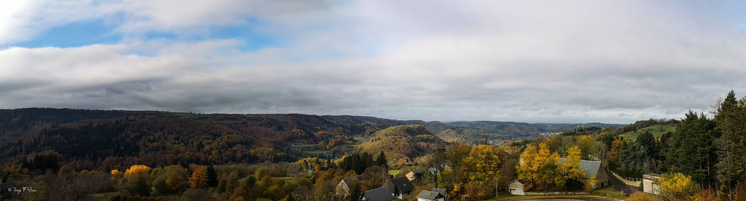 Magie des couleurs d'automne du plateau de Charlannes jusqu'à St Sauves d'Auvergnes - Massif du Sancy - Auvergne - France