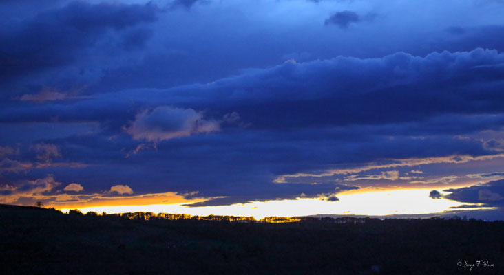 Coucher de soleil sur Liournat - Commune de St-Sauves d'Auvergne - Massif du Sancy - France