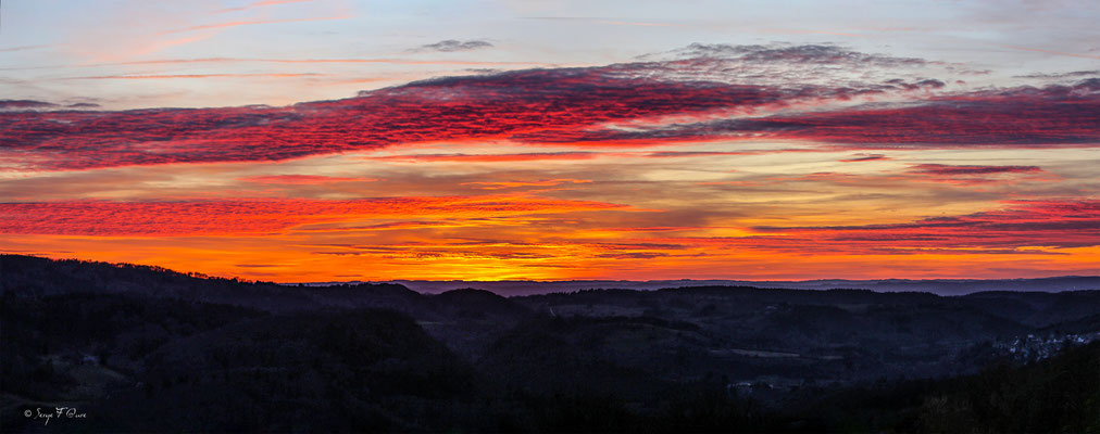 Coucher de soleil sur Saint Sauves d'Auvergne vu de Murat le Quaire - Massif du Sancy - Auvergne - France