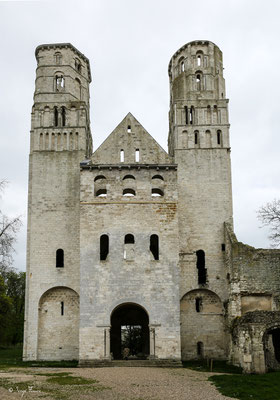 Façade principale de l'abbaye de Jumièges - Normandie - France