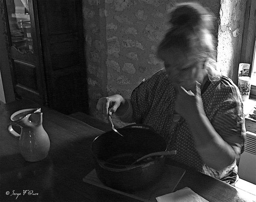 Un pélerine allemande en pleine dégustation au gîte de Lestos à Moncuq - Sur le chemin de Compostelle