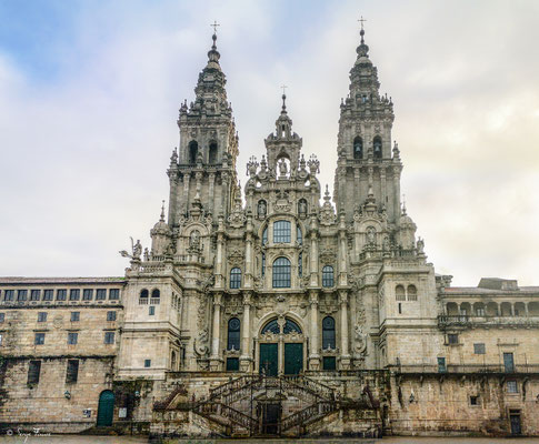 La cathédrale de Saint-Jacques-de-Compostelle, en espagnol Catedral de Santiago de Compostela, est une cathédrale située dans le centre historique de la ville de Saint-Jacques-de-Compostelle, but de l'un des plus grands pèlerinages de l'Europe médiévale.