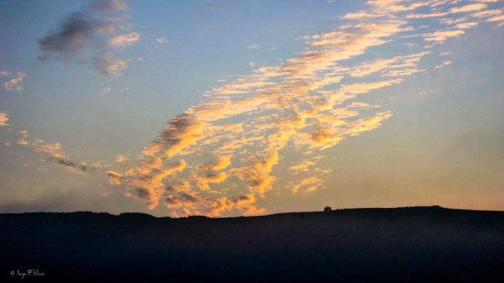 Coucher de soleil derrière les nuages dans le Massif du Sancy - Auvergne - France