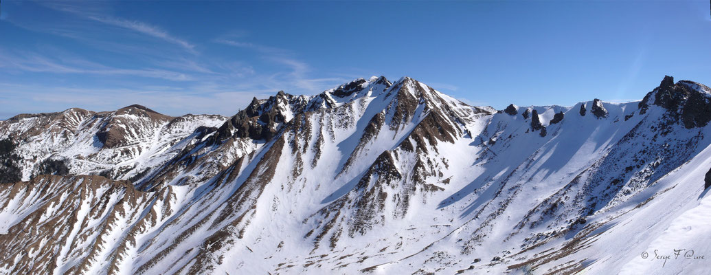Les crêtes du Massif du Sancy sous la neige - Auvergne - France