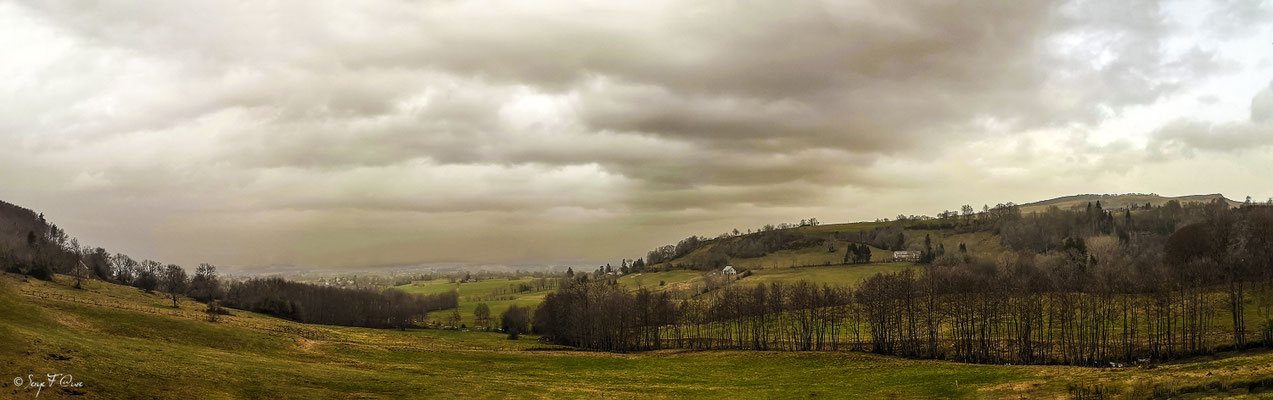 Ciel saharien sur Saint Julien Puy Lavèze vu de Rochetout à Paillers - Massif du Sancy - Auvergne - France