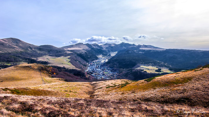Le Mont Dore au pied du Sancy vu du Puy Gros - Auvergne - France