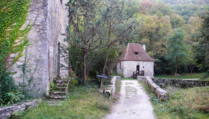 Petit pont traversant le rivière l'Alzou à la sortie de Rocamadour - Sur le chemin de Compostelle