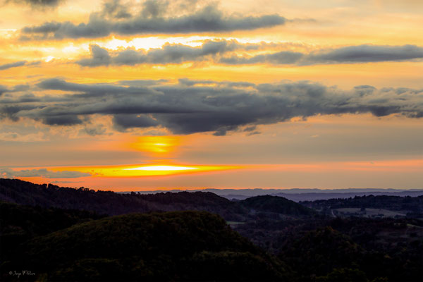Coucher de soleil Sur St Sauves d'Auvergne - Massif du Sancy - Auvergne - France