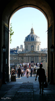 Porche du Louvre allant sur le Pont des Arts et l'Institut de France - Paris - France - 2010