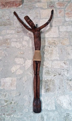 Christ sur la croix (sculpture en bois) dans un vallon au doux nom de « Combe du miel », se dresse la petite chapelle romane de Saint Sernin du Bosc, bâtie au 11ème siècle - à côté de Lauzerte - Tarn-et-Garonne 