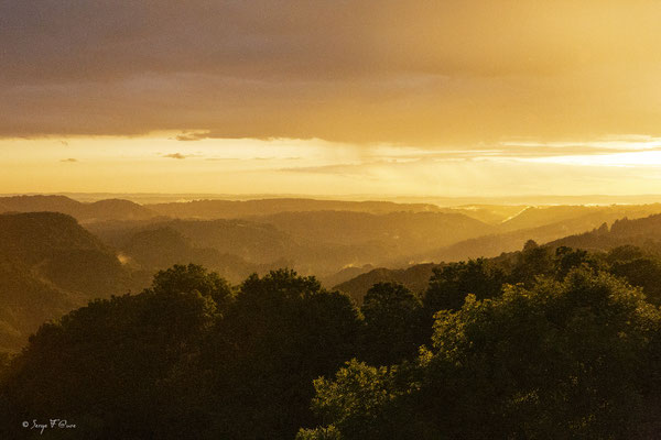Coucher de soleil vu de Murat le Quaire - Massif du Sancy - Auvergne - France