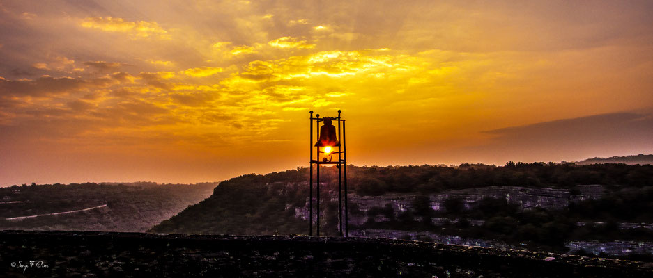 Coucher de soleil miraculeux sur la cloche du grand couvent de Gramat à Rocamadour dans le Lot - Sur le chemin de Compostelle