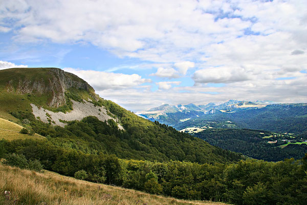 Massif du Sancy vu de Murat le Quaire (Le Puy de Sancy au centre altitude de 1886 m) - Auvergne - France