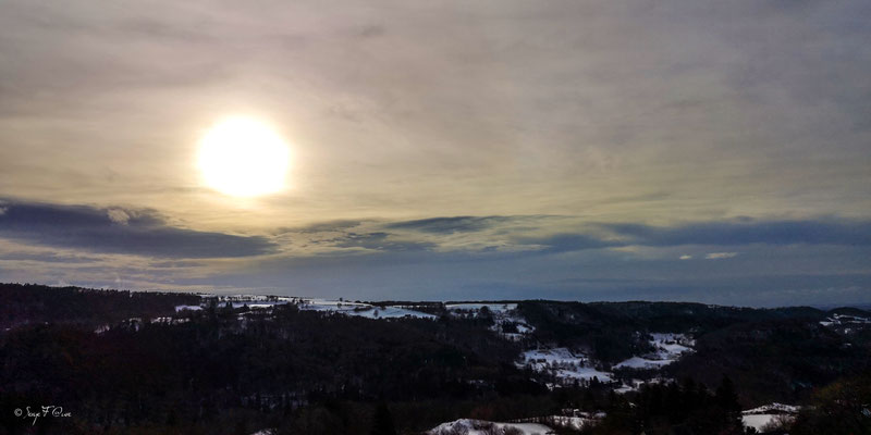 Soleil, nuages et neige sur le plateau de Charlannes - Massif du Sancy - Auvergne - France