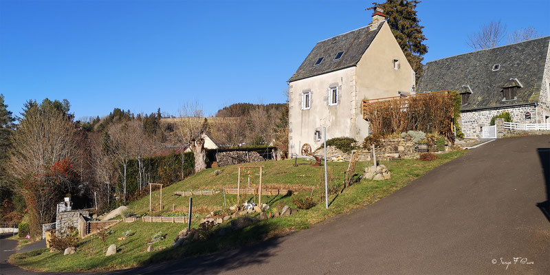Ancienne maison du charron à Murat le Quaire  - Massif du Sancy - Auvergne - France