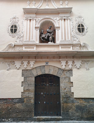 Porte décorée dans la Ville de Pampelune - Sur le chemin de Compostelle