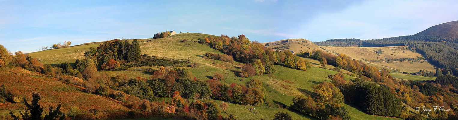 Panoramique paysage d'Automne entre Rochefort-Montagne et le lac du Guéry - Massif du Sancy - Auvergne - France