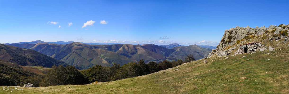 Cabane en pierre et refuge de berger en montant au col de Roncevaux pour accéder à la partie Espagnole - Dernière partie Française - Sur le chemin de Compostelle